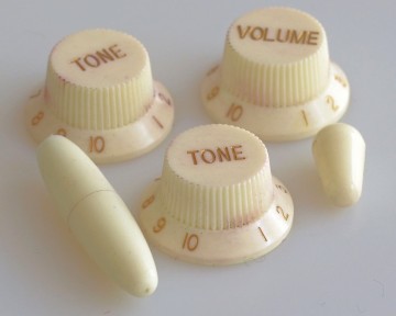 Q-Parts Stratocaster knob set, antique white