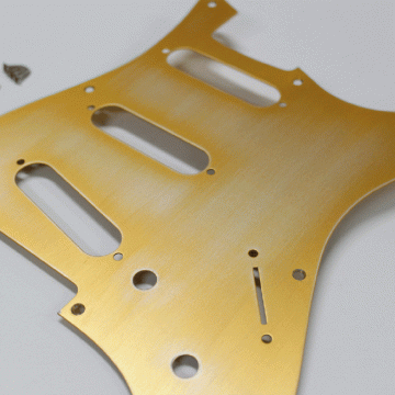 Q-parts Stratocaster pickguard, Gold aluminium, 1-ply