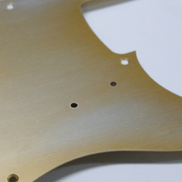 Q-parts P-bass pickguard, gold aluminium